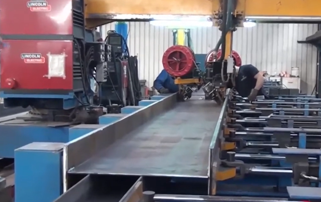 Fig. 5– Proceso de fabricación de secciones de alma variable con soldadura por arco sumergido “SAW”